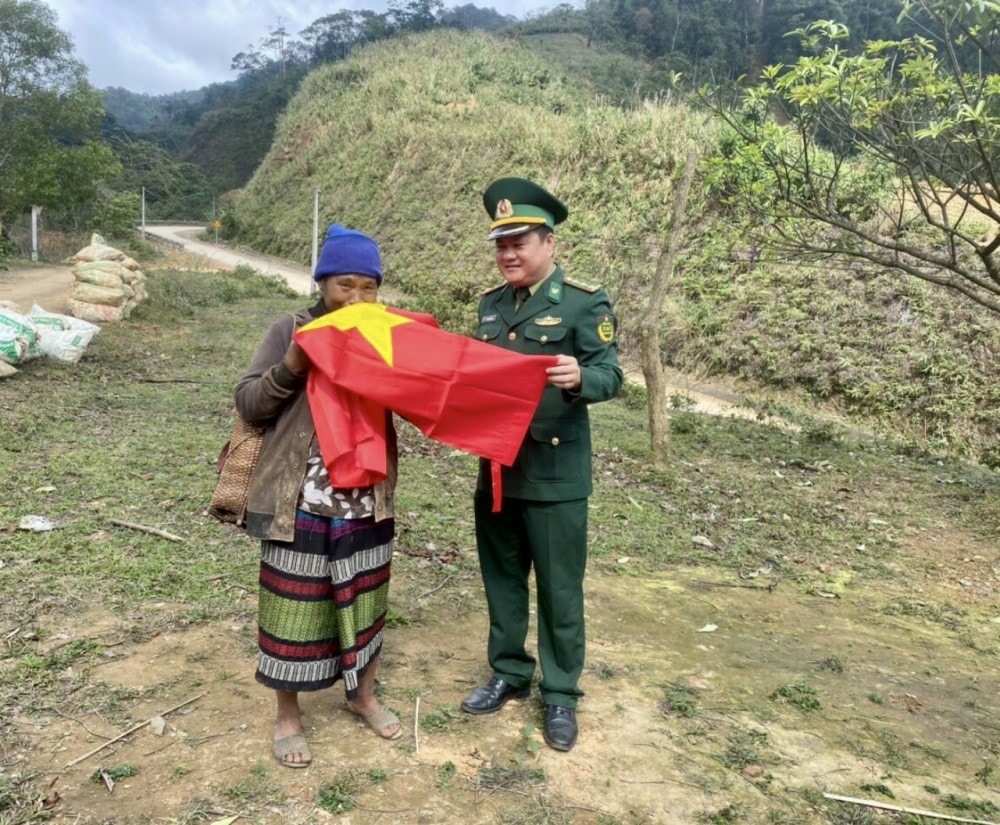 Đồn Biên Phòng Hướng Lập trao cờ cho đồng bào Vân Kiều (xã Hướng Lập, huyện Hướng Hóa, Quảng Trị).