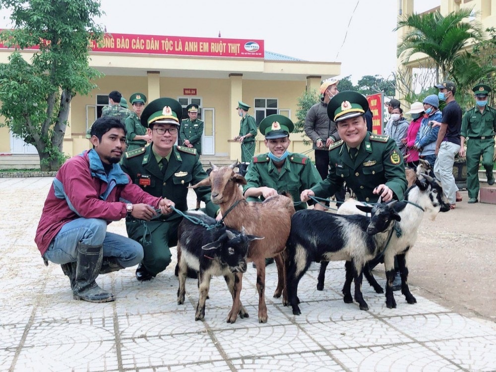 Đồn Biên Phòng Hướng Lập trao dê cho đồng bào Vân Kiều (xã Hướng Lập, huyện Hướng Hóa, Quảng Trị)