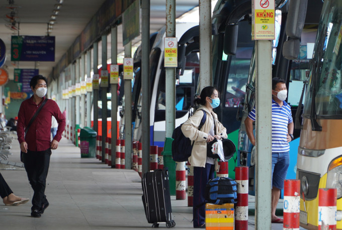 Lác đác khách chờ lên xe về Bình Định tại Bến xe Miền Đông, quận Bình Thạnh, chiệu 21/10. Ảnh: Gia Minh