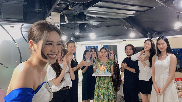 Tiểu Vy “lột” trang sức hàng hiệu tặng sinh nhật Hoa hậu Đỗ Hà - Ảnh 1.