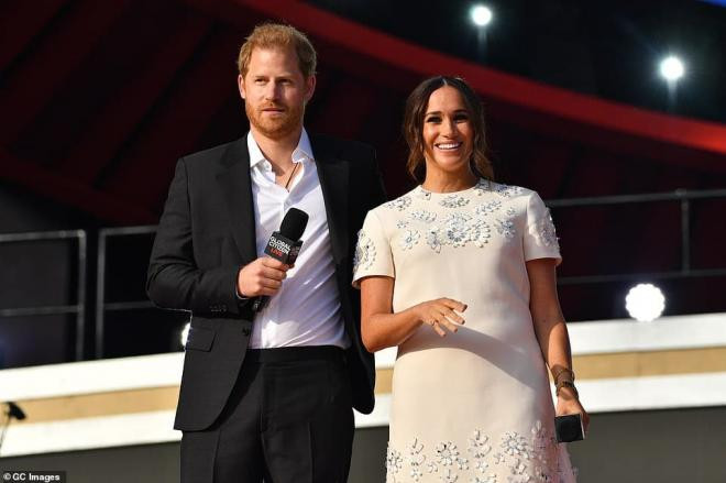 Vợ chồng Harry và Meghan vừa chuyển đến, nhiều hàng xóm đã 'bán tống bán tháo' dinh thự trăm tỷ bên cạnh để rời đi  3