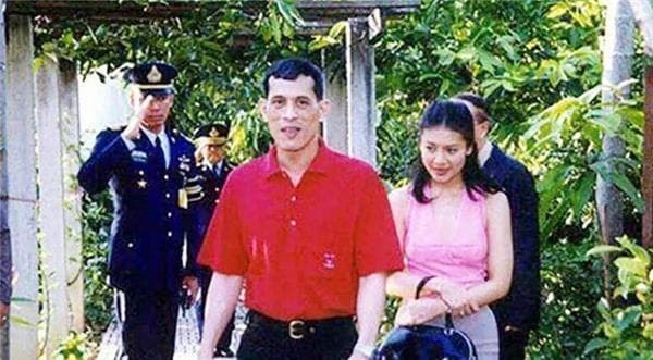  Vương phi đẹp nhất Thái Lan: Bị ép phải cạo đầu đi tu sau khi phế truất, gặp lại con trai chỉ có thể ở xa quỳ lạy 4