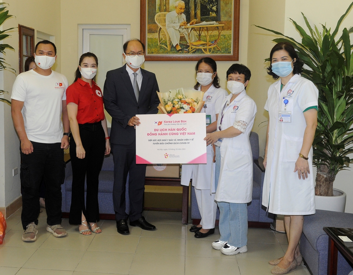 Ông Park Jong Sun - Trưởng Đại diện Tổng cục Du lịch Hàn Quốc trao quà tặng tiếp sức cho đội ngũ y bác sĩ tại Bệnh viện Đống Đa - Hà Nội. Nguồn: KTO