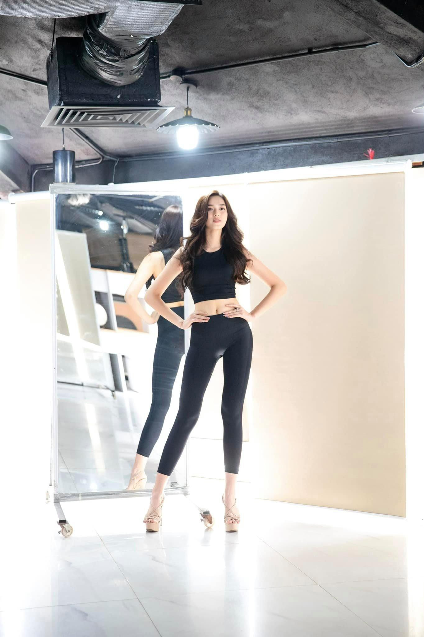 Đỗ Thị Hà khoe chân dài 1m1 nóng bỏng, cùng Minh Tú tập catwalk cho Miss World 2021 ảnh 6