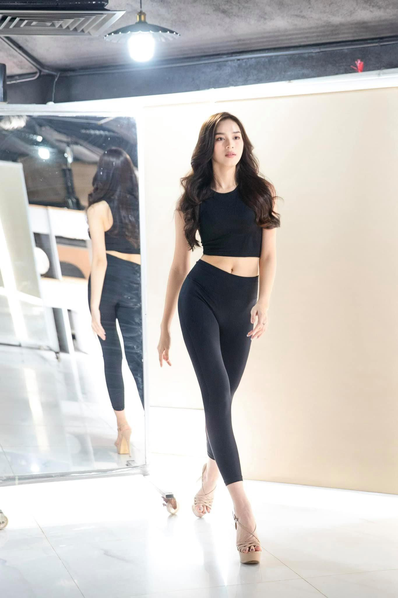 Đỗ Thị Hà khoe chân dài 1m1 nóng bỏng, cùng Minh Tú tập catwalk cho Miss World 2021 ảnh 5