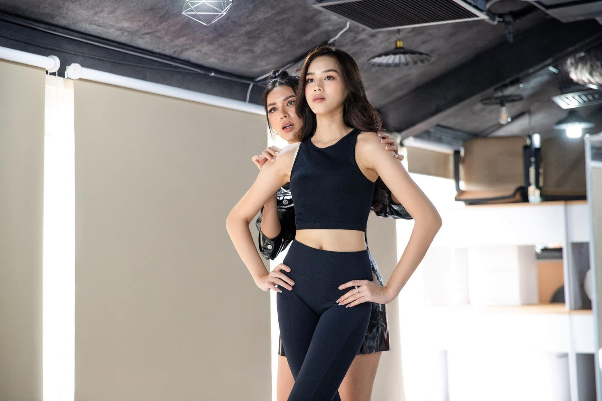 Đỗ Thị Hà khoe chân dài 1m1 nóng bỏng, cùng Minh Tú tập catwalk cho Miss World 2021 ảnh 4