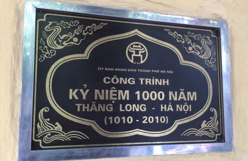 Gắn biển Công trình 1000 năm Thăng Long cho Đền Bạch Mã. (Ảnh: Internet)