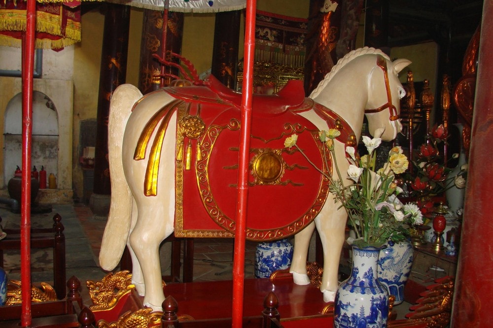 Tượng bạch mã trong đền. (Ảnh: Internet)