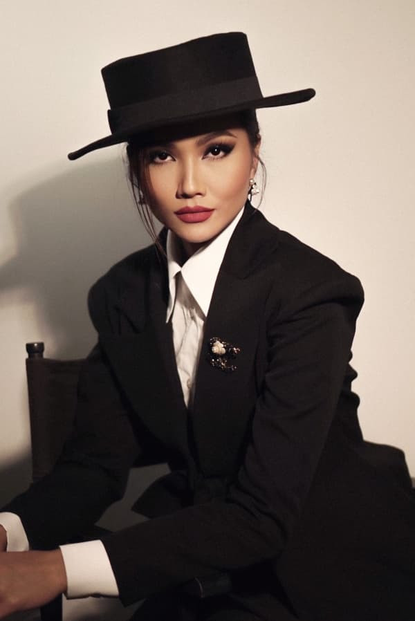 2-outfit-cua-hoa-hau-mentor-hhen-nie-trong-buoi-gap-go-bao-chi-ra-mat-chuong-trinh-the-next-face-vietnam-2021-ngoisaovn-w600-h898 2