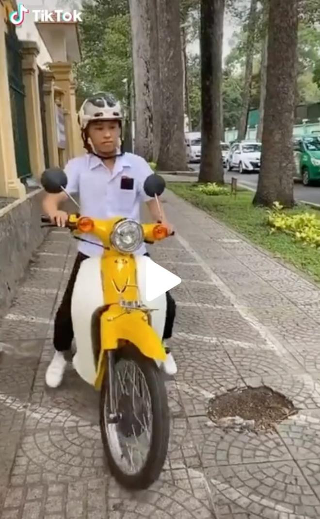 xon-xao-hinh-anh-ho-van-cuong-di-xe-may-den-truong-lap-tuc-bi-so-sanh-voi-phuong-my-chi-1-ngoisaovn-w822-h1332 2