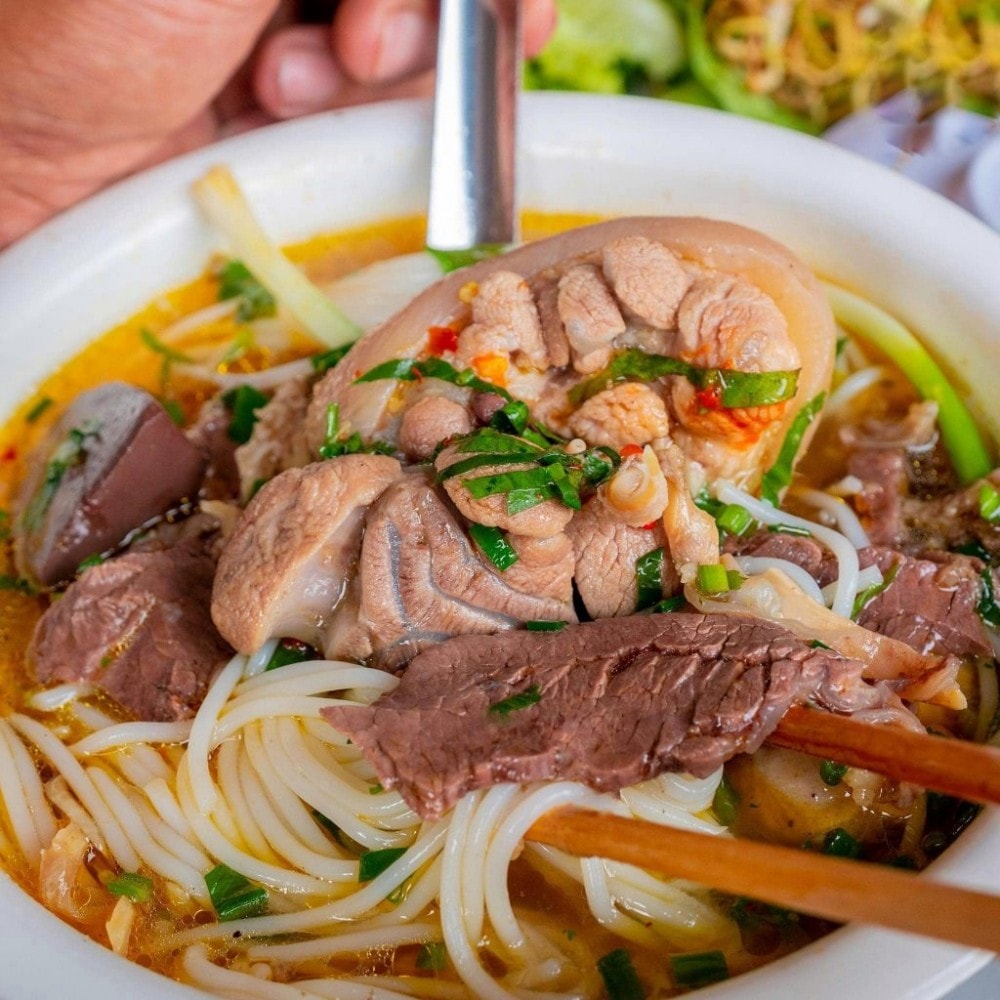 Món bún bò đặc sản xứ Huế đã ra đời cách đây nhiều thế kỷ. (Ảnh: Internet) 