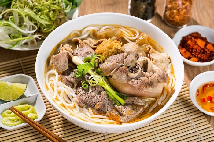 Sợi bún to cùng những miếng thịt bò, thịt lợn, miếng tiết nhỏ là một trog những thứ không thể thiếu trong bát bún bò. (Ảnh: Internet) 
