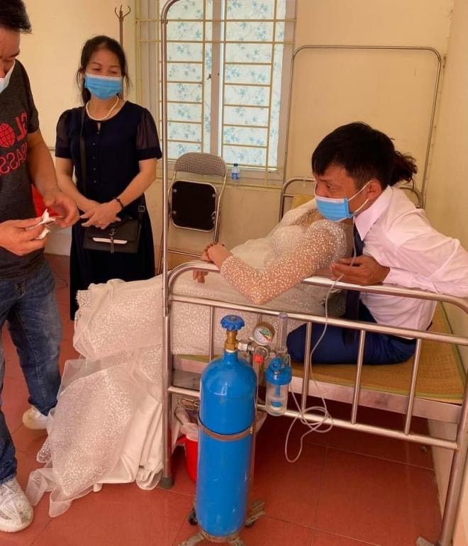 Xôn xao cô dâu ngất xỉu vì quá hồi hộp trước đám cưới, được trang bị bình oxy chở thẳng về nhà chồng 4
