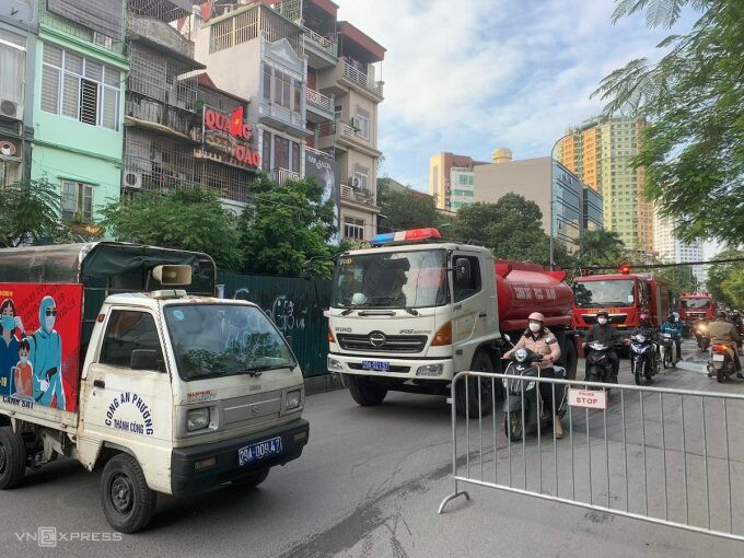 Cảnh sát cấm một đoạn đường Nguyên Hồng để phục vụ chữa cháy. Ảnh: Gia Chính