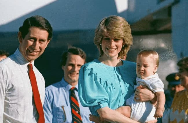 Mỹ nhân Hoàng gia dưới mưa: Meghan che ô cho Harry, William và Kate đẹp như tranh vẽ, Công nương Diana đơn độc nhưng luôn tỏa sáng  13