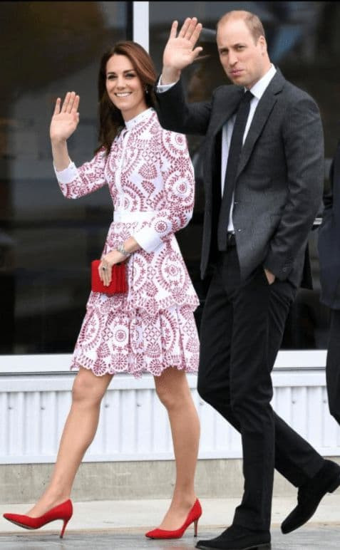 Mỹ nhân Hoàng gia dưới mưa: Meghan che ô cho Harry, William và Kate đẹp như tranh vẽ, Công nương Diana đơn độc nhưng luôn tỏa sáng  1