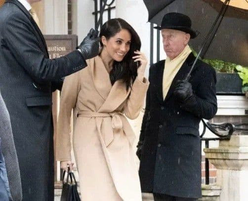 Mỹ nhân Hoàng gia dưới mưa: Meghan che ô cho Harry, William và Kate đẹp như tranh vẽ, Công nương Diana đơn độc nhưng luôn tỏa sáng  3