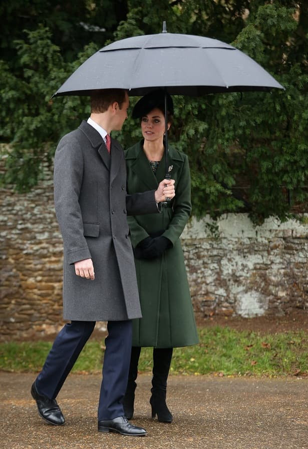 Mỹ nhân Hoàng gia dưới mưa: Meghan che ô cho Harry, William và Kate đẹp như tranh vẽ, Công nương Diana đơn độc nhưng luôn tỏa sáng  6