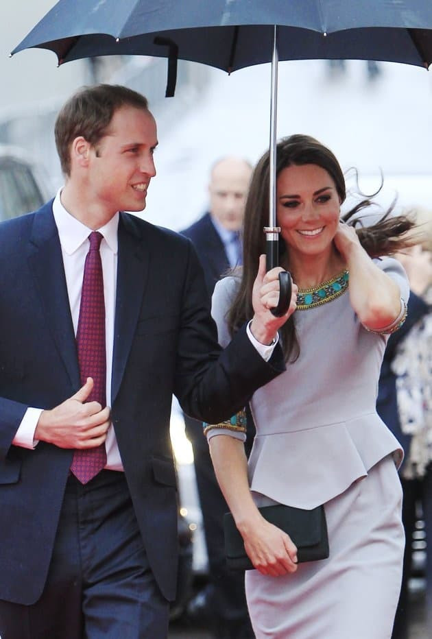 Mỹ nhân Hoàng gia dưới mưa: Meghan che ô cho Harry, William và Kate đẹp như tranh vẽ, Công nương Diana đơn độc nhưng luôn tỏa sáng  8