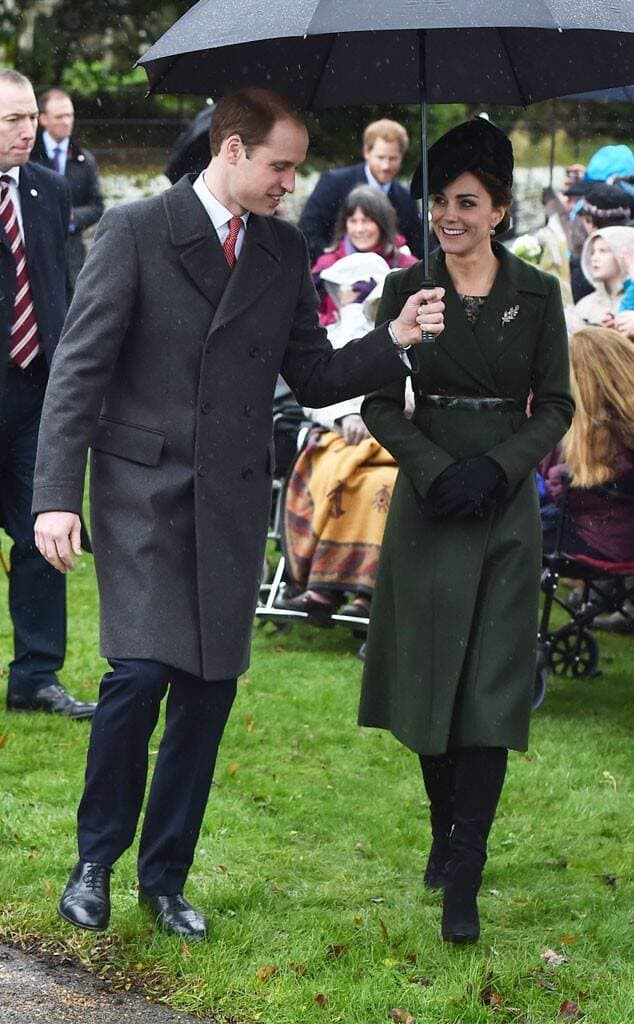 Mỹ nhân Hoàng gia dưới mưa: Meghan che ô cho Harry, William và Kate đẹp như tranh vẽ, Công nương Diana đơn độc nhưng luôn tỏa sáng  9