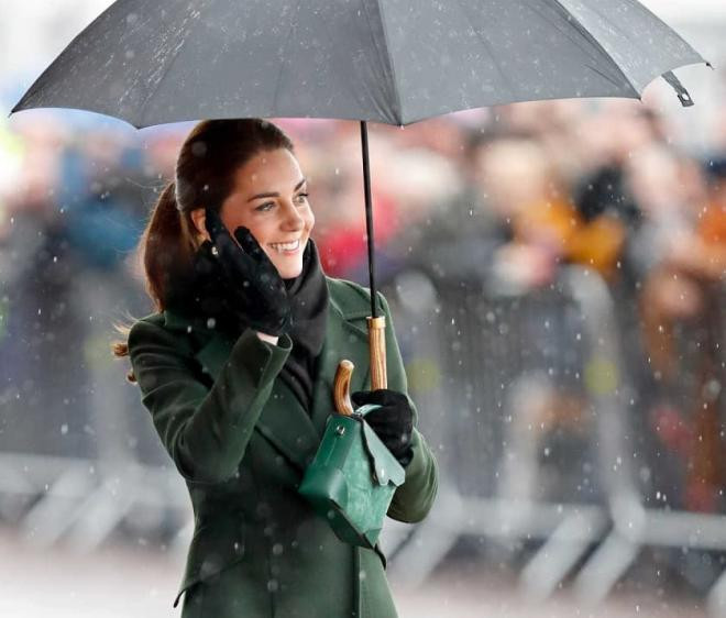 Mỹ nhân Hoàng gia dưới mưa: Meghan che ô cho Harry, William và Kate đẹp như tranh vẽ, Công nương Diana đơn độc nhưng luôn tỏa sáng  11