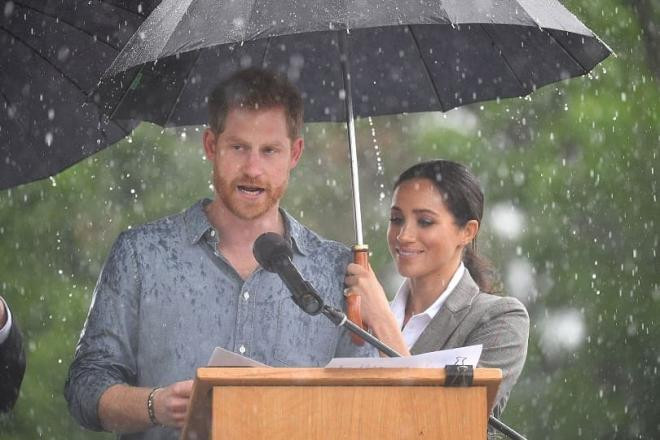 Mỹ nhân Hoàng gia dưới mưa: Meghan che ô cho Harry, William và Kate đẹp như tranh vẽ, Công nương Diana đơn độc nhưng luôn tỏa sáng  2