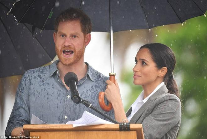 Mỹ nhân Hoàng gia dưới mưa: Meghan che ô cho Harry, William và Kate đẹp như tranh vẽ, Công nương Diana đơn độc nhưng luôn tỏa sáng  3