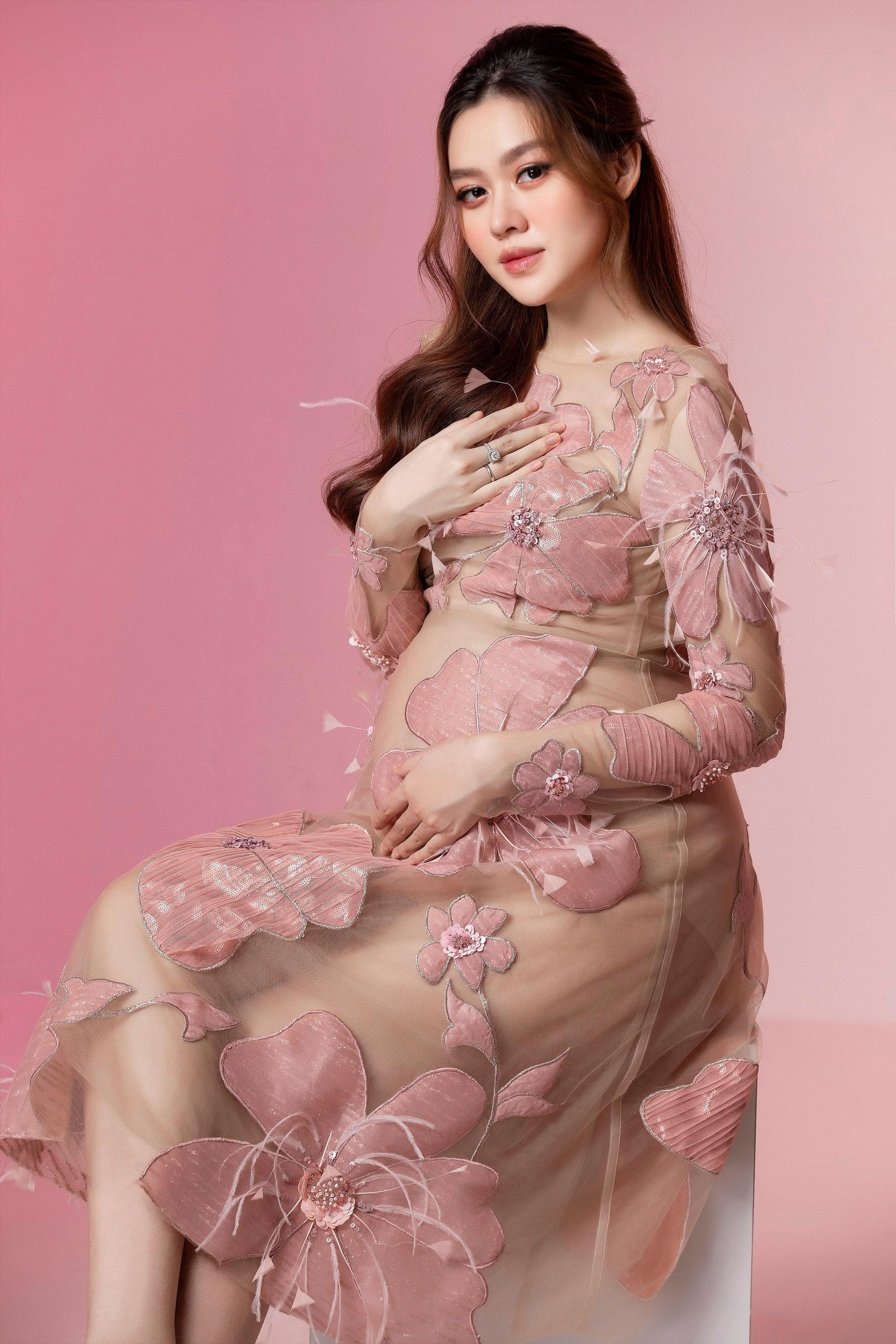 Á hậu Tường San mặc váy xuyên thấu khoe bụng bầu, hé lộ đang mang thai bé gái ảnh 6