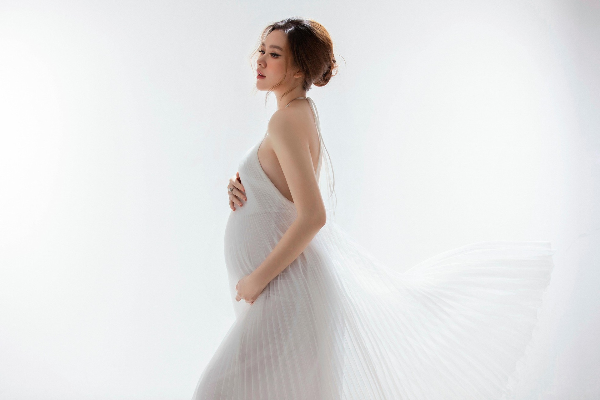 Á hậu Tường San mặc váy xuyên thấu khoe bụng bầu, hé lộ đang mang thai bé gái ảnh 11