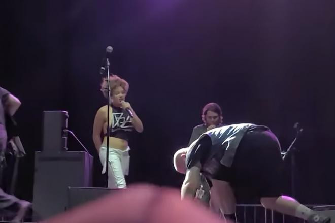 Nữ ca sĩ rock đi tiểu lên mặt fan ngay trên sân khấu, phản ứng của anh chàng sau đó khiến dân mạng càng 'cạn lời'  4