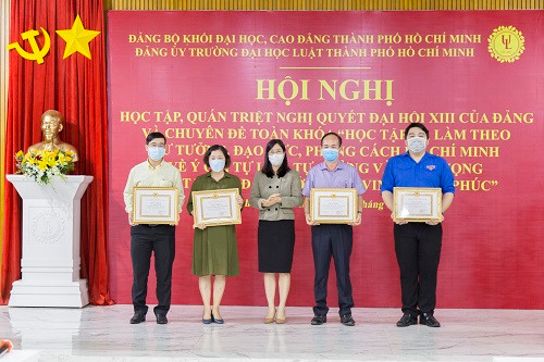 3. Đ.c Nguyễn Thị Là – Phó Bí thư thường trực Đảng ủy khối trao tặng bằng khen.jpg