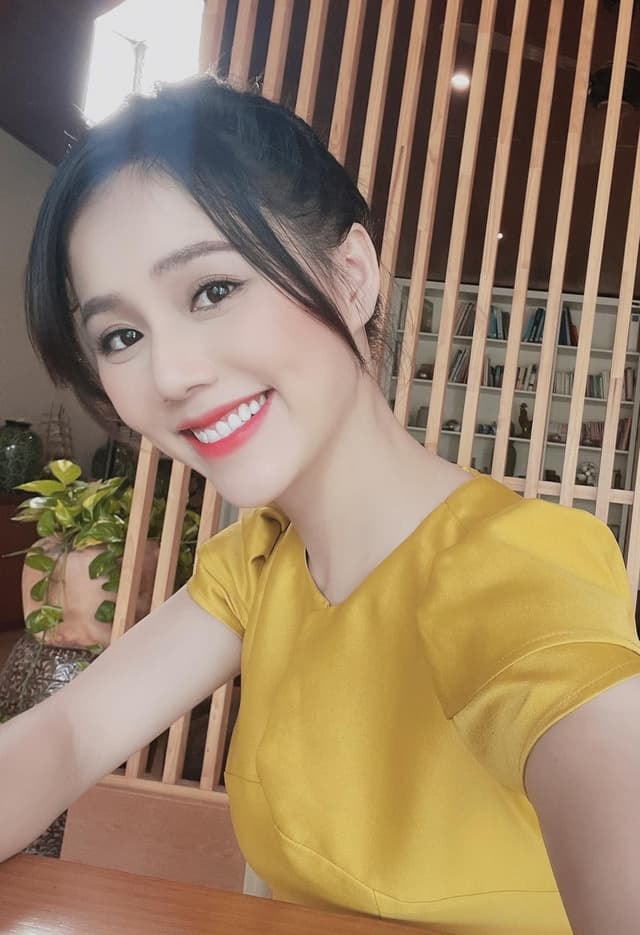 Nhan sắc đời thường quyến rũ của cô gái bán quạt đang gây sốt phim 'Phố trong làng' 5 Nhan sắc đời thường quyến rũ của cô gái bán quạt đang gây sốt phim 'Phố trong làng' 5