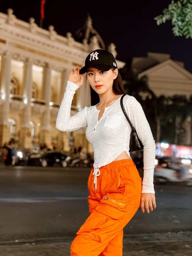 Nhan sắc đời thường quyến rũ của cô gái bán quạt đang gây sốt phim 'Phố trong làng' 4 Nhan sắc đời thường quyến rũ của cô gái bán quạt đang gây sốt phim 'Phố trong làng' 4