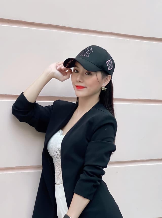 Nhan sắc đời thường quyến rũ của cô gái bán quạt đang gây sốt phim 'Phố trong làng' 7 Nhan sắc đời thường quyến rũ của cô gái bán quạt đang gây sốt phim 'Phố trong làng' 7