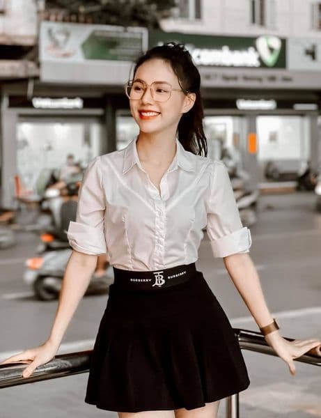 Nhan sắc đời thường quyến rũ của cô gái bán quạt đang gây sốt phim 'Phố trong làng' 6 Nhan sắc đời thường quyến rũ của cô gái bán quạt đang gây sốt phim 'Phố trong làng' 6