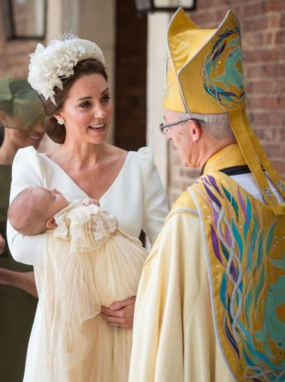 Thái tử Charles và bà Camilla mang nước thánh làm lễ rửa tội về Anh, liệu có phải để chuẩn bị cho con gái Meghan? 10