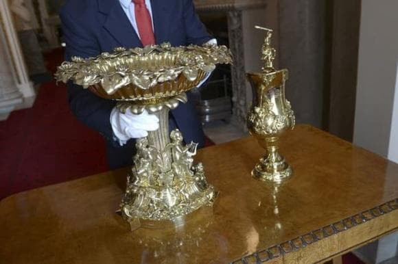 Thái tử Charles và bà Camilla mang nước thánh làm lễ rửa tội về Anh, liệu có phải để chuẩn bị cho con gái Meghan? 11