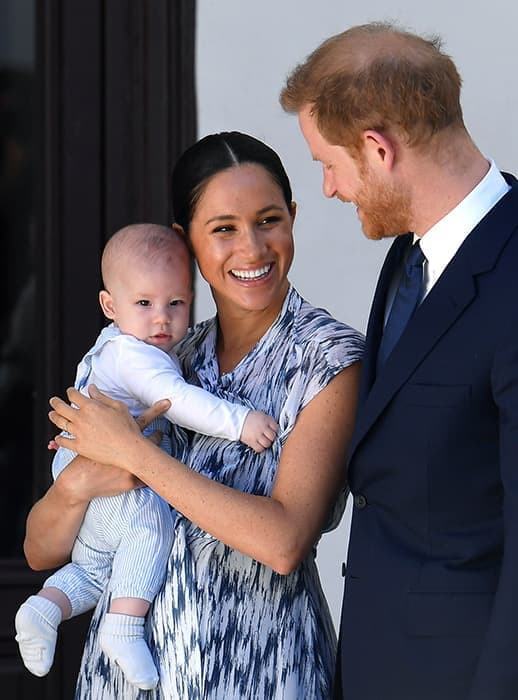 Thái tử Charles và bà Camilla mang nước thánh làm lễ rửa tội về Anh, liệu có phải để chuẩn bị cho con gái Meghan? 13