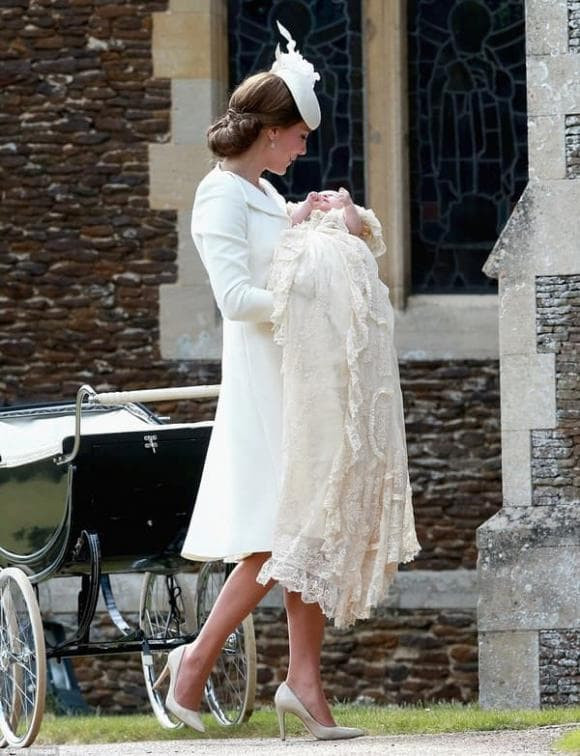 Thái tử Charles và bà Camilla mang nước thánh làm lễ rửa tội về Anh, liệu có phải để chuẩn bị cho con gái Meghan? 14