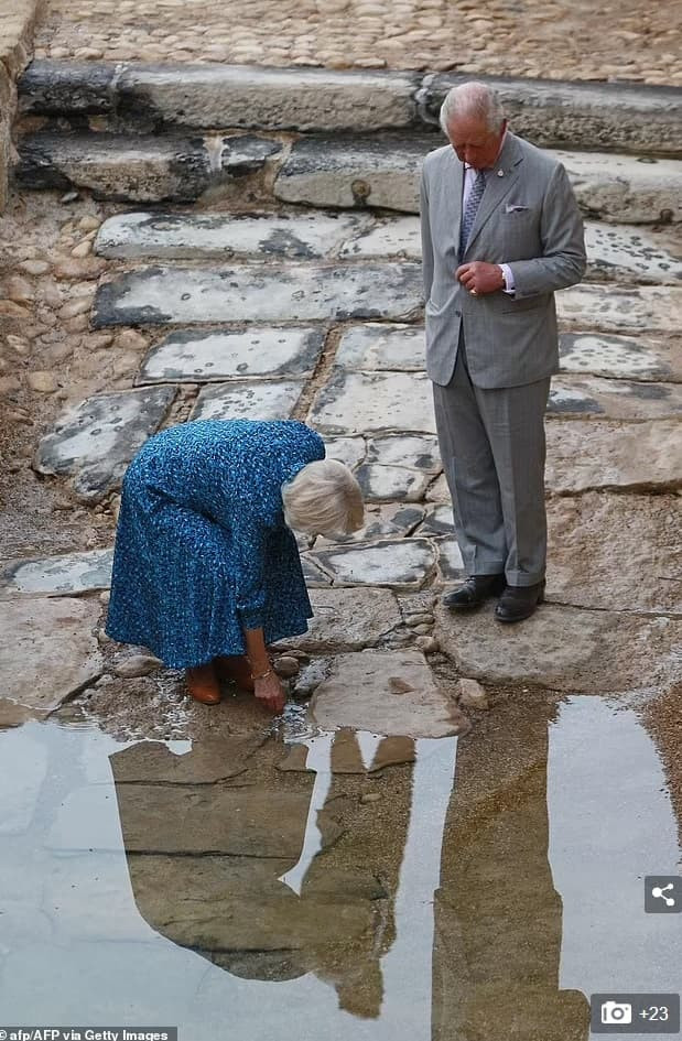 Thái tử Charles và bà Camilla mang nước thánh làm lễ rửa tội về Anh, liệu có phải để chuẩn bị cho con gái Meghan? 3
