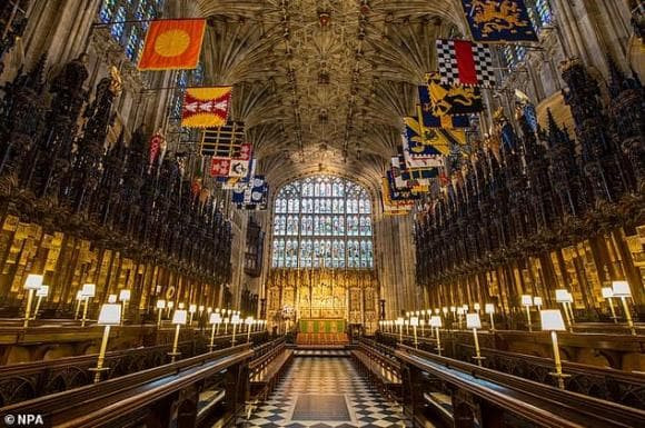 Thái tử Charles và bà Camilla mang nước thánh làm lễ rửa tội về Anh, liệu có phải để chuẩn bị cho con gái Meghan? 8