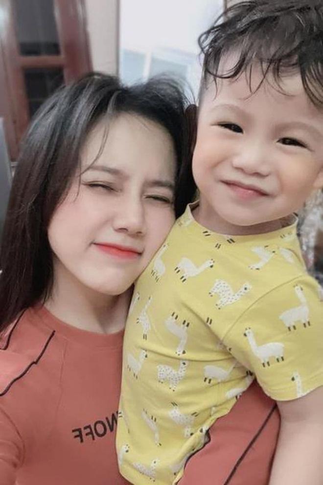 Nhan sắc đời thường quyến rũ của cô gái bán quạt đang gây sốt phim 'Phố trong làng' 14 Nhan sắc đời thường quyến rũ của cô gái bán quạt đang gây sốt phim 'Phố trong làng' 14
