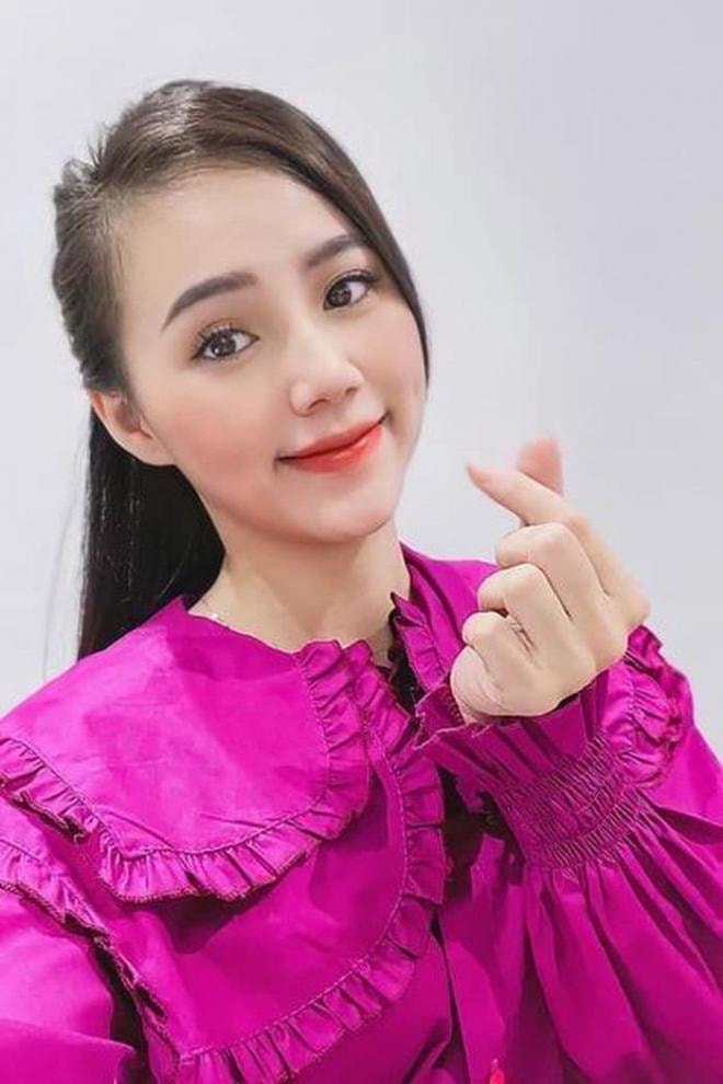 Nhan sắc đời thường quyến rũ của cô gái bán quạt đang gây sốt phim 'Phố trong làng' 2 Nhan sắc đời thường quyến rũ của cô gái bán quạt đang gây sốt phim 'Phố trong làng' 2