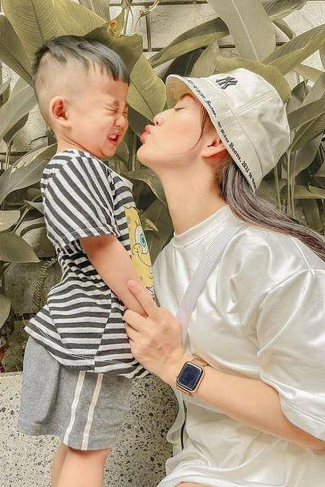 Nhan sắc đời thường quyến rũ của cô gái bán quạt đang gây sốt phim 'Phố trong làng' 1 Nhan sắc đời thường quyến rũ của cô gái bán quạt đang gây sốt phim 'Phố trong làng' 1