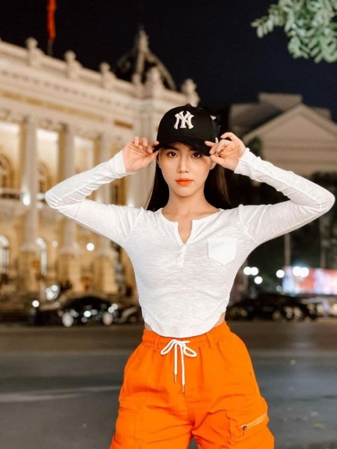 Nhan sắc đời thường quyến rũ của cô gái bán quạt đang gây sốt phim 'Phố trong làng' 0 Nhan sắc đời thường quyến rũ của cô gái bán quạt đang gây sốt phim 'Phố trong làng' 0