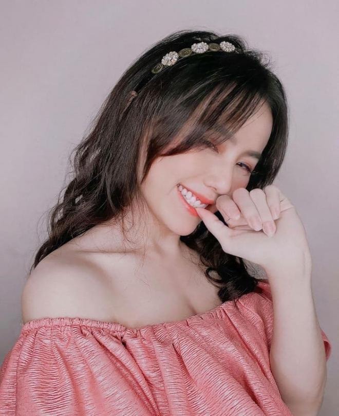 Nhan sắc đời thường quyến rũ của cô gái bán quạt đang gây sốt phim 'Phố trong làng' 13 Nhan sắc đời thường quyến rũ của cô gái bán quạt đang gây sốt phim 'Phố trong làng' 13