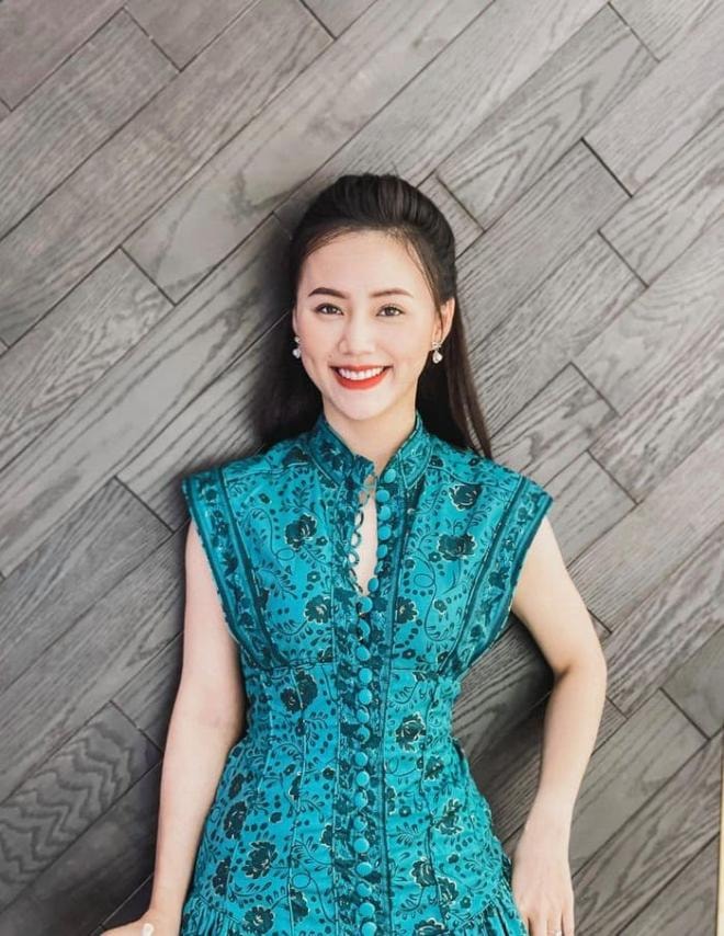 Nhan sắc đời thường quyến rũ của cô gái bán quạt đang gây sốt phim 'Phố trong làng' 12 Nhan sắc đời thường quyến rũ của cô gái bán quạt đang gây sốt phim 'Phố trong làng' 12