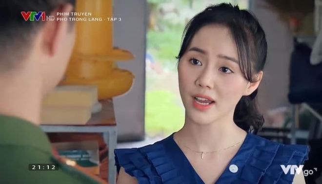 Nhan sắc đời thường quyến rũ của cô gái bán quạt đang gây sốt phim 'Phố trong làng' 10 Nhan sắc đời thường quyến rũ của cô gái bán quạt đang gây sốt phim 'Phố trong làng' 10