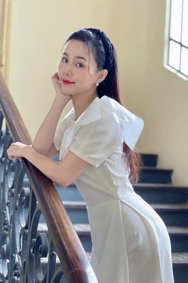 Nhan sắc đời thường quyến rũ của cô gái bán quạt đang gây sốt phim 'Phố trong làng' 9 Nhan sắc đời thường quyến rũ của cô gái bán quạt đang gây sốt phim 'Phố trong làng' 9