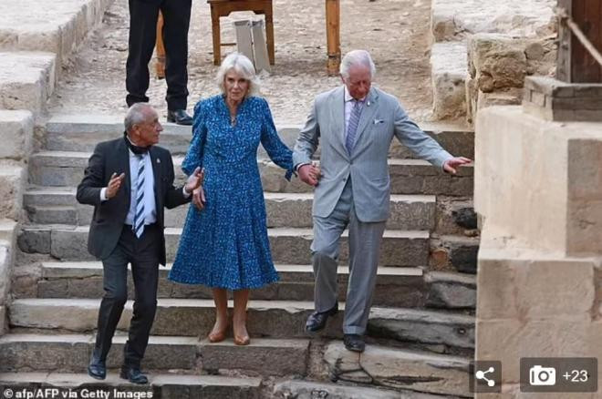 Thái tử Charles và bà Camilla mang nước thánh làm lễ rửa tội về Anh, liệu có phải để chuẩn bị cho con gái Meghan? 1